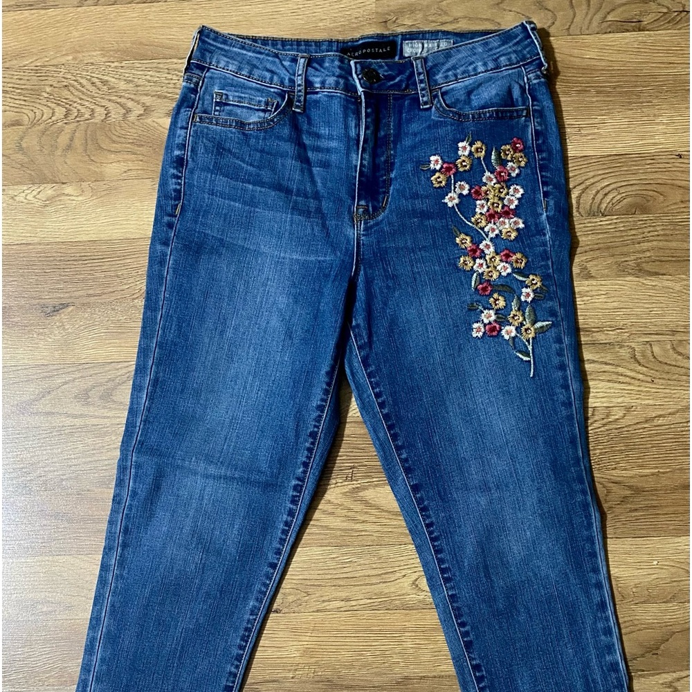 Aeropostale Embroidered High Waisted Cropped Jegging Size 8
